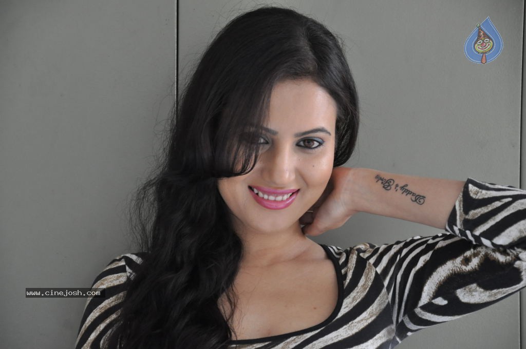 Anu Smruthi Hot Stills - 24 / 128 photos