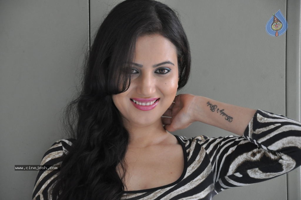 Anu Smruthi Hot Stills - 30 / 128 photos