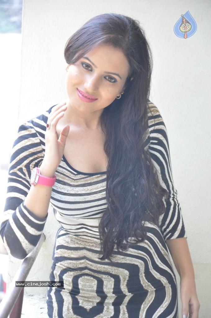 Anu Smruthi Hot Stills - 50 / 128 photos