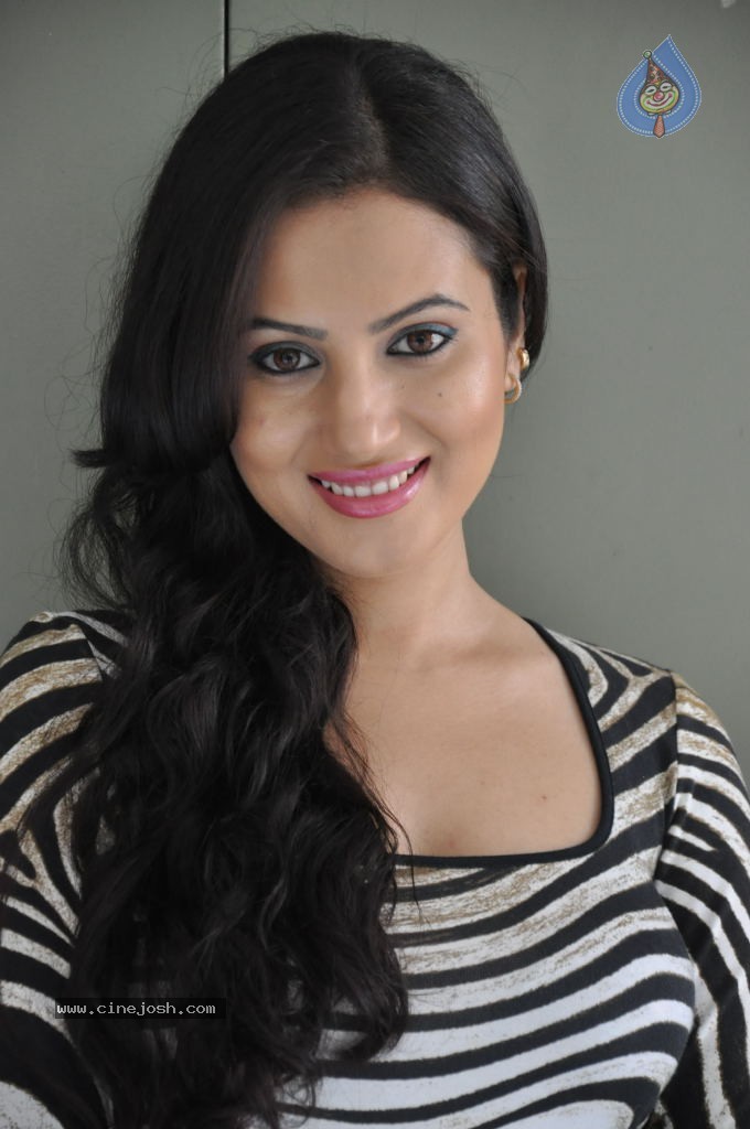 Anu Smruthi Hot Stills - 53 / 128 photos