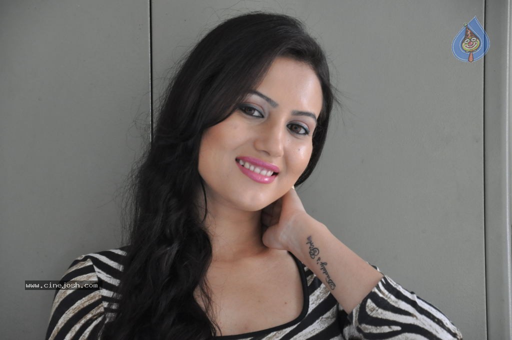 Anu Smruthi Hot Stills - 61 / 128 photos