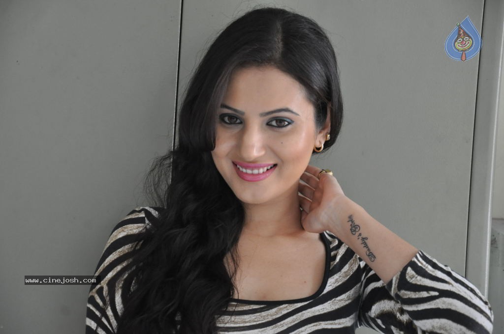 Anu Smruthi Hot Stills - 67 / 128 photos