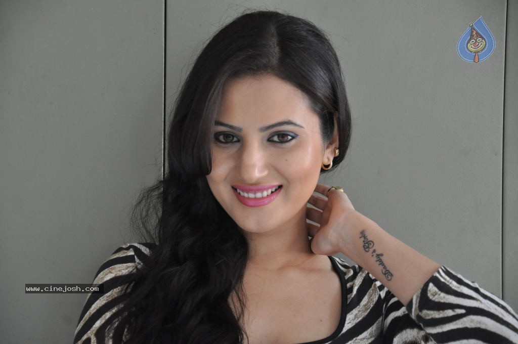 Anu Smruthi Hot Stills - 71 / 128 photos