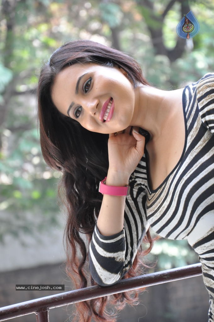Anu Smruthi Hot Stills - 100 / 128 photos