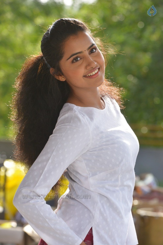 Anupama Parameswaran New Gallery - 11 / 52 photos