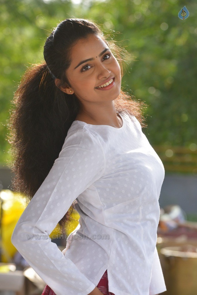 Anupama Parameswaran New Gallery - 24 / 52 photos