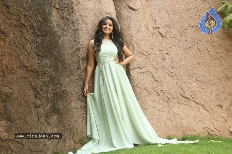 Anupama Parameswaran New Pics - 13 / 41 photos