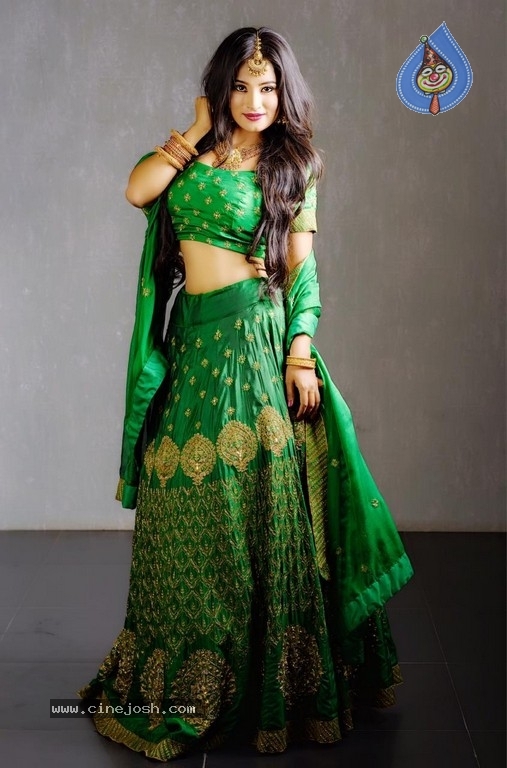 Anusha Rai Latest Photoshoot - 24 / 35 photos