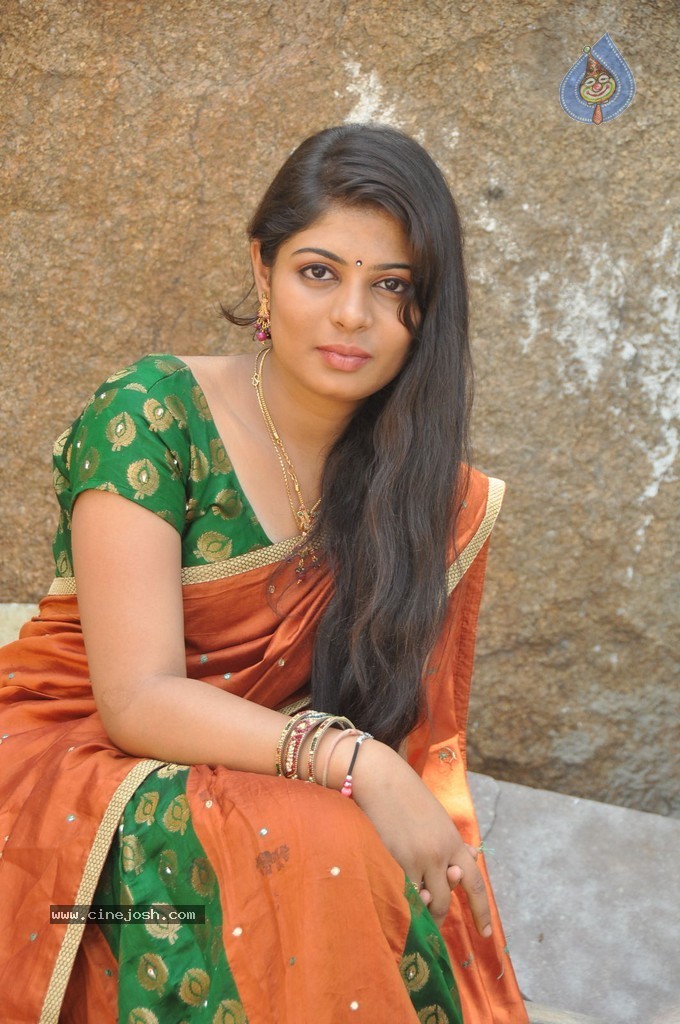 Anusha Stills - 14 / 38 photos