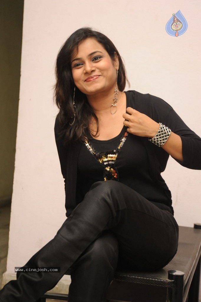 Anusha Stills - 26 / 76 photos