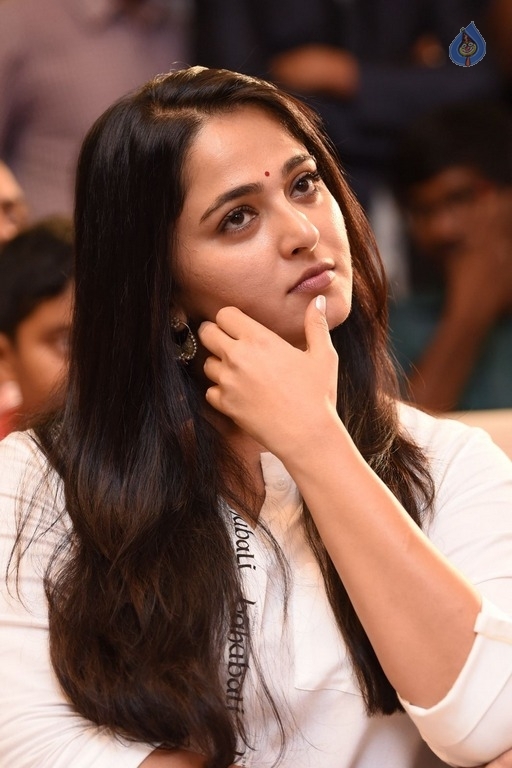 Anushka at Baahubali Press Meet - 8 / 42 photos