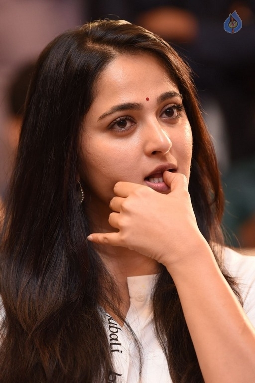 Anushka at Baahubali Press Meet - 14 / 42 photos