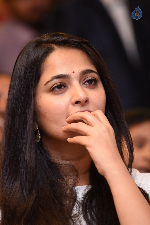 Anushka at Baahubali Press Meet - 16 / 42 photos