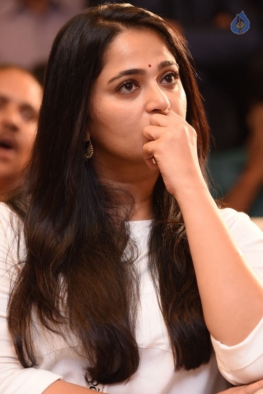 Anushka at Baahubali Press Meet - 17 / 42 photos