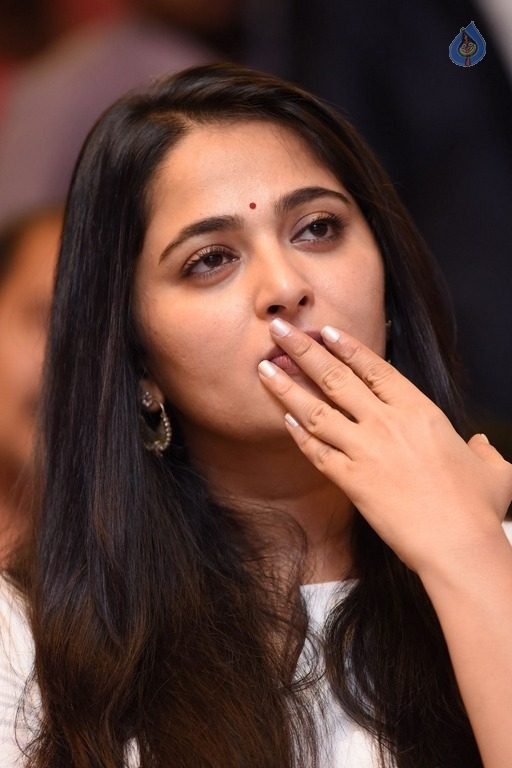 Anushka at Baahubali Press Meet - 19 / 42 photos