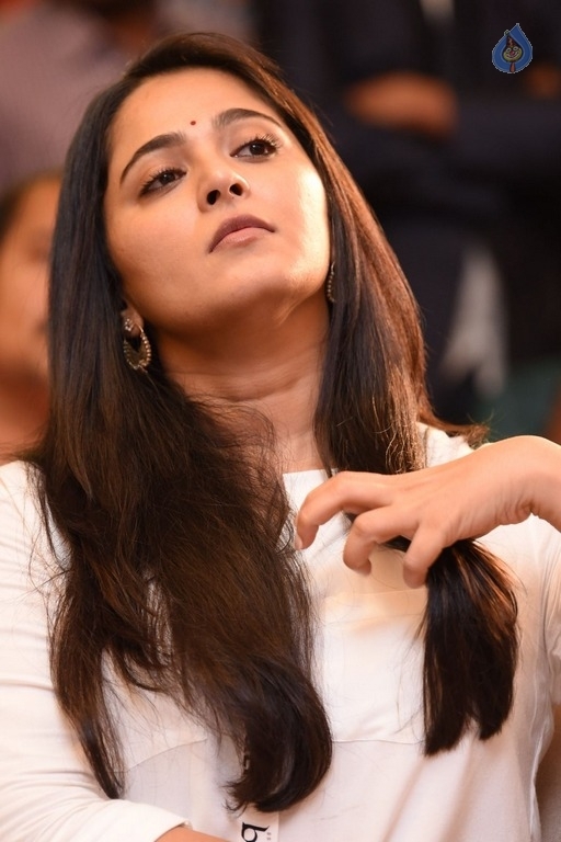 Anushka at Baahubali Press Meet - 23 / 42 photos