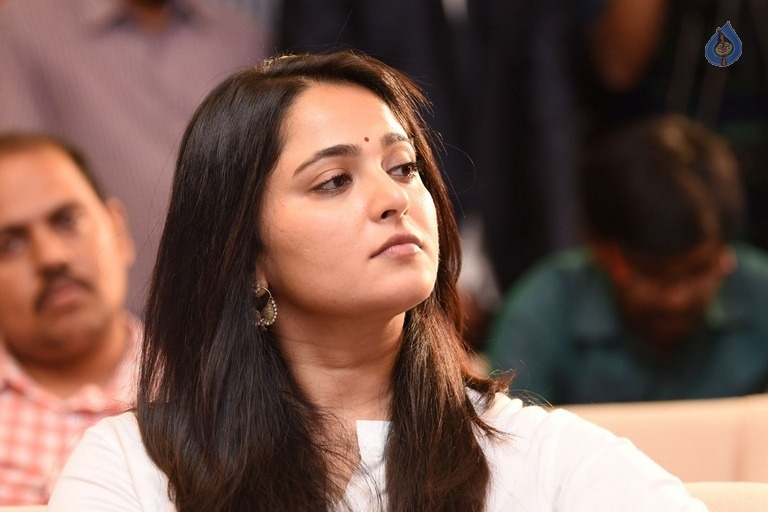 Anushka at Baahubali Press Meet - 32 / 42 photos