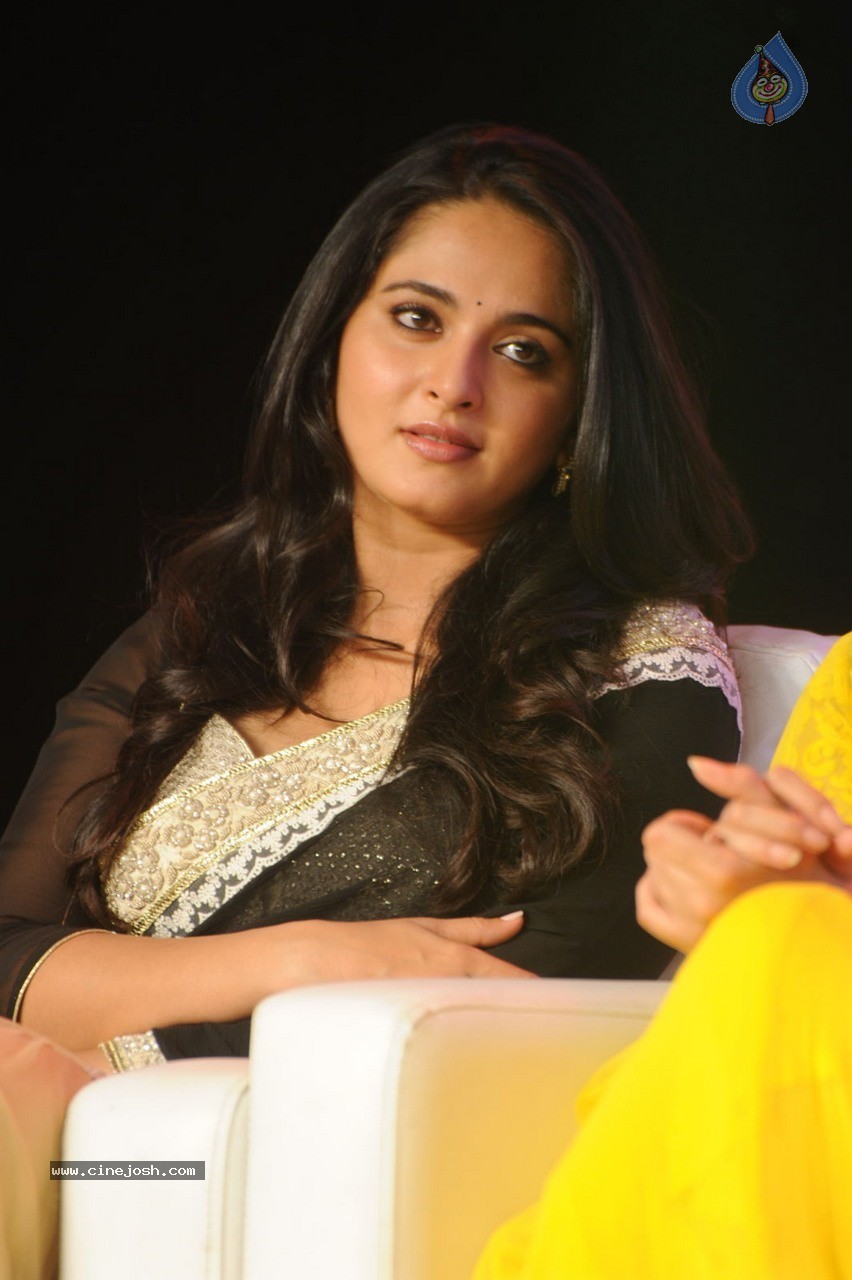 Anushka at Lingaa Audio SM - 21 / 45 photos