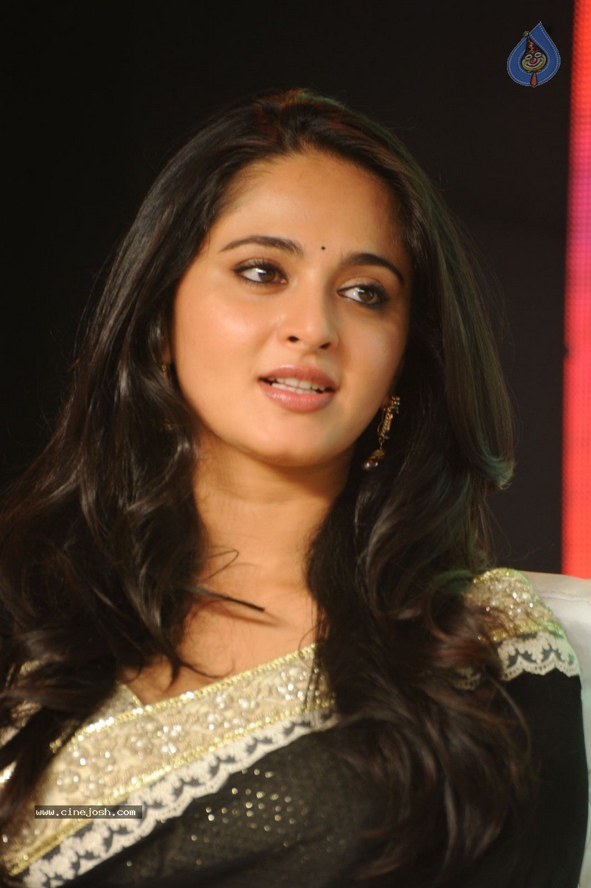 Anushka at Lingaa Audio SM - 36 / 45 photos