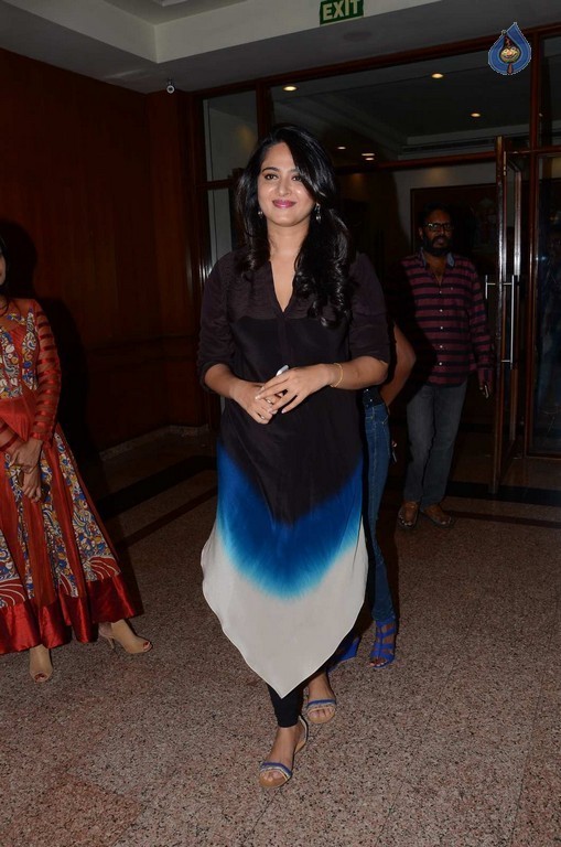 Anushka at Rudhramadevi Success Meet  - 10 / 28 photos
