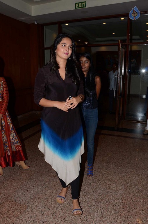 Anushka at Rudhramadevi Success Meet  - 15 / 28 photos