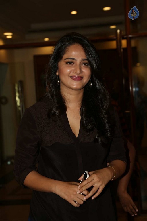 Anushka at Rudhramadevi Success Meet  - 16 / 28 photos