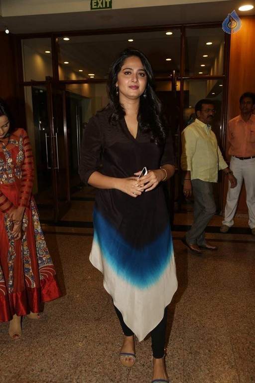 Anushka at Rudhramadevi Success Meet  - 27 / 28 photos
