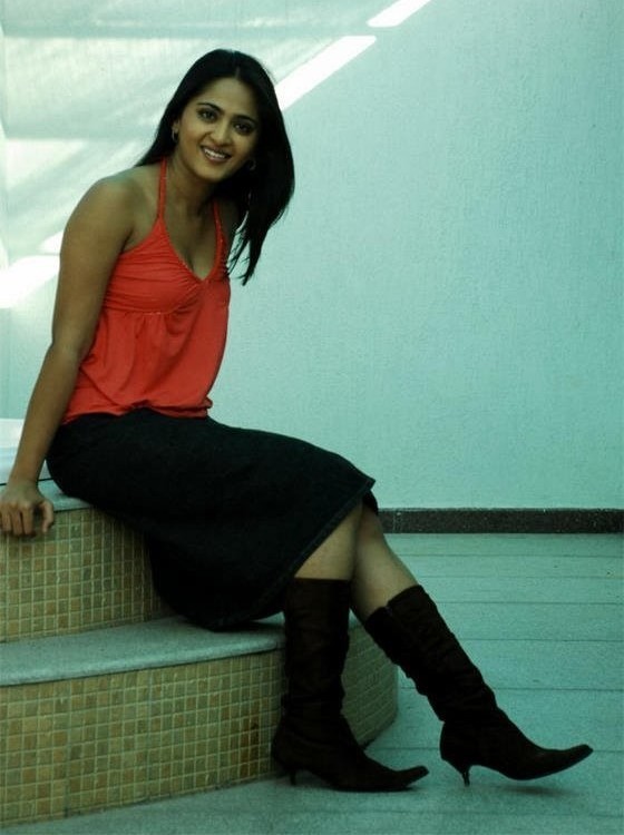 Anushka Gallery - 6 / 10 photos