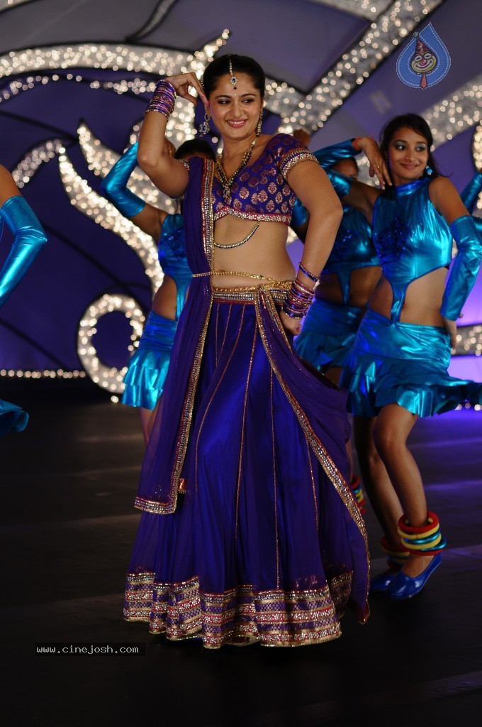 Anushka Latest Hot Stills - 4 / 54 photos