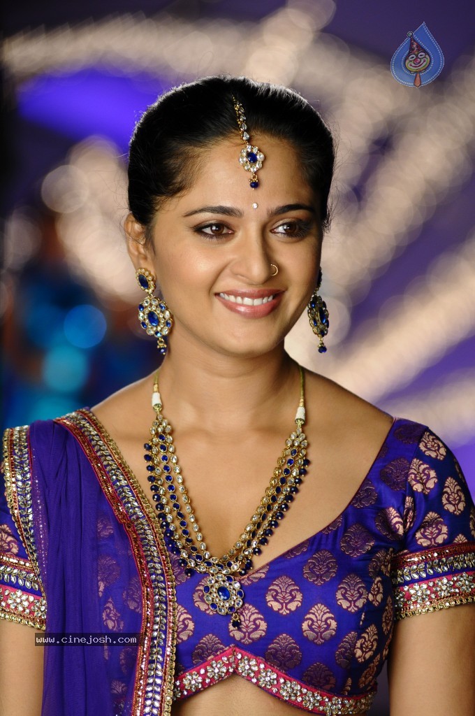 Anushka Latest Hot Stills - 9 / 54 photos
