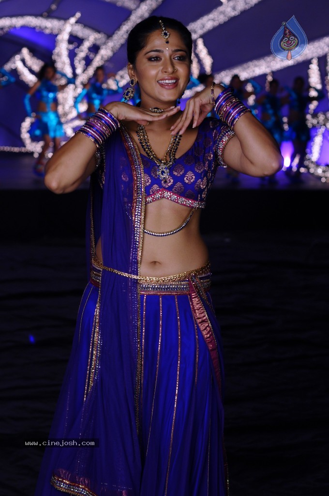Anushka Latest Hot Stills - 10 / 54 photos