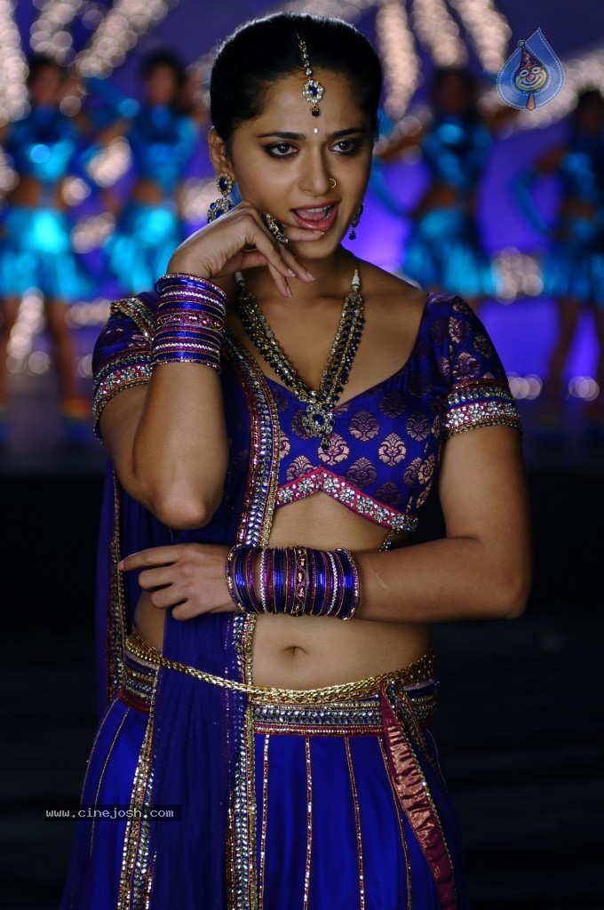 Anushka Latest Hot Stills - 11 / 54 photos