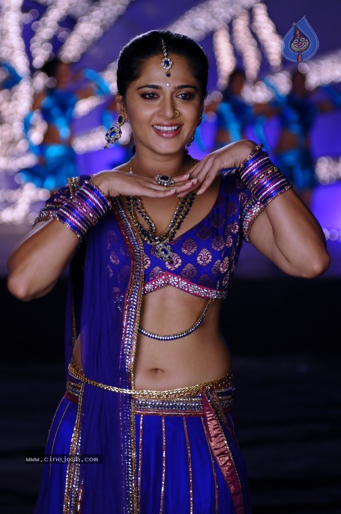 Anushka Latest Hot Stills - 18 / 54 photos