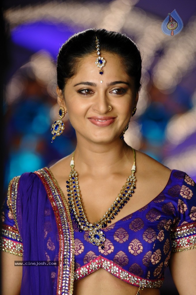 Anushka Latest Hot Stills - 21 / 54 photos