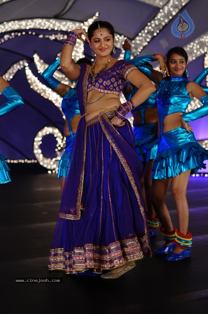 Anushka Latest Hot Stills - 22 / 54 photos