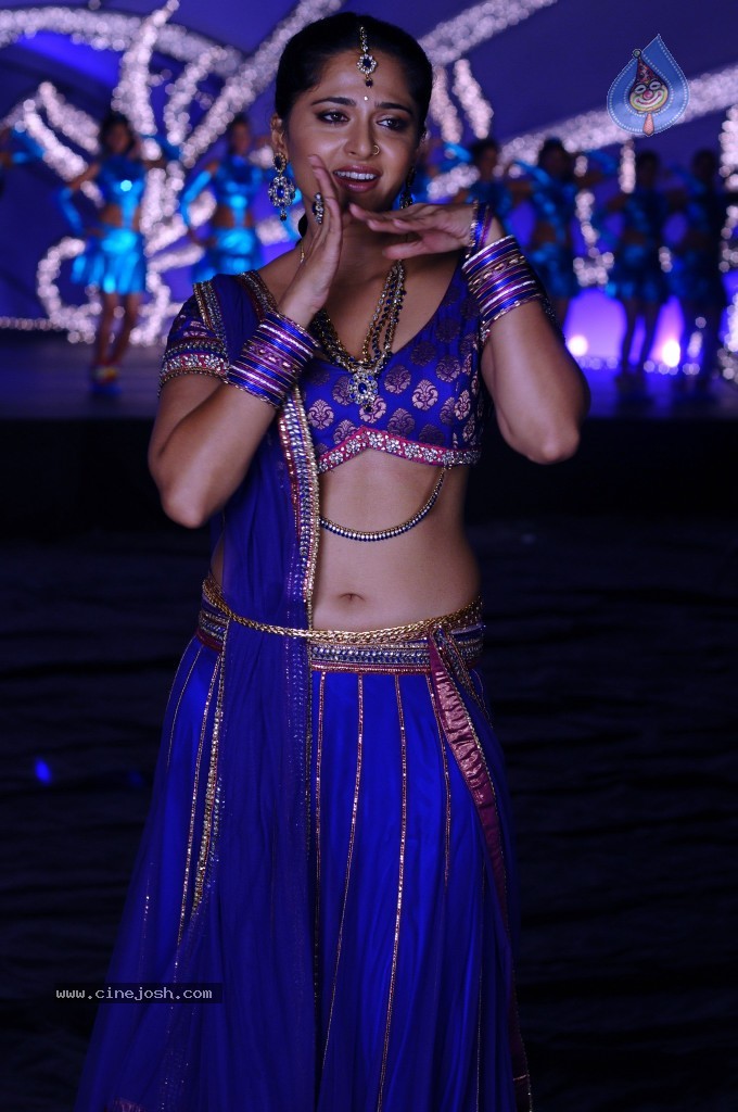 Anushka Latest Hot Stills - 37 / 54 photos