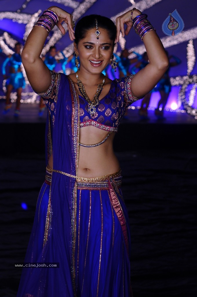 Anushka Latest Hot Stills - 43 / 54 photos
