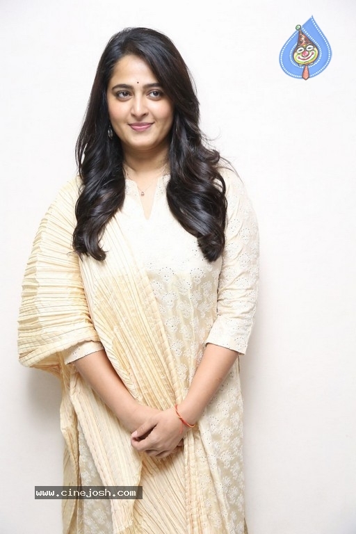 Anushka Latest Stills - 12 / 14 photos