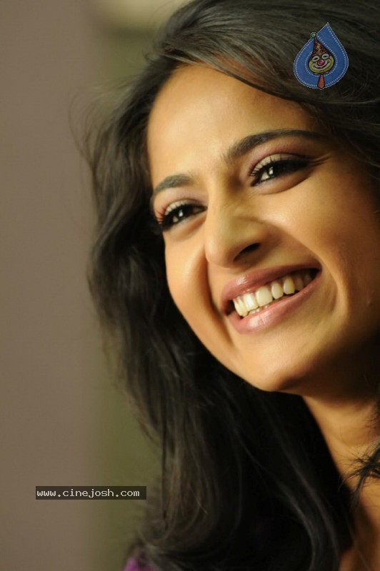 Anushka New Stills - 28 / 58 photos