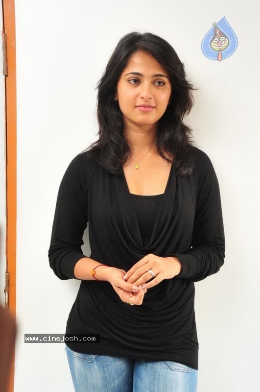 Anushka Photo Gallery - 5 / 42 photos