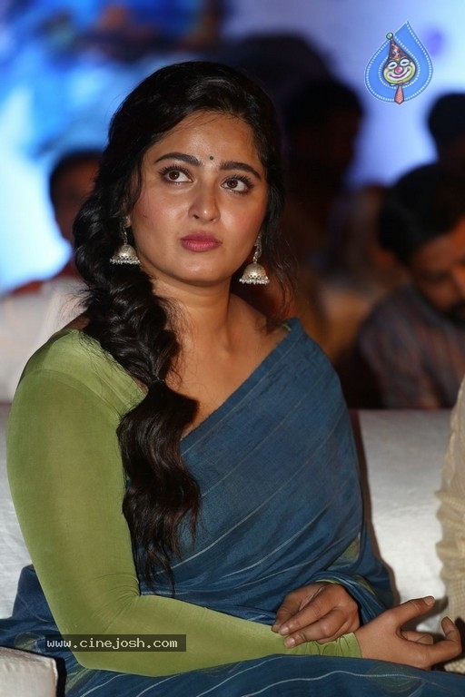 [Image: anushka_shetty_at_awe_pre_release_event_...45_019.jpg]