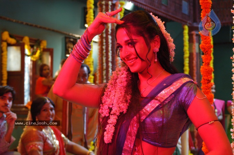 Anushka Stills - Vedam Movie - 1 / 6 photos