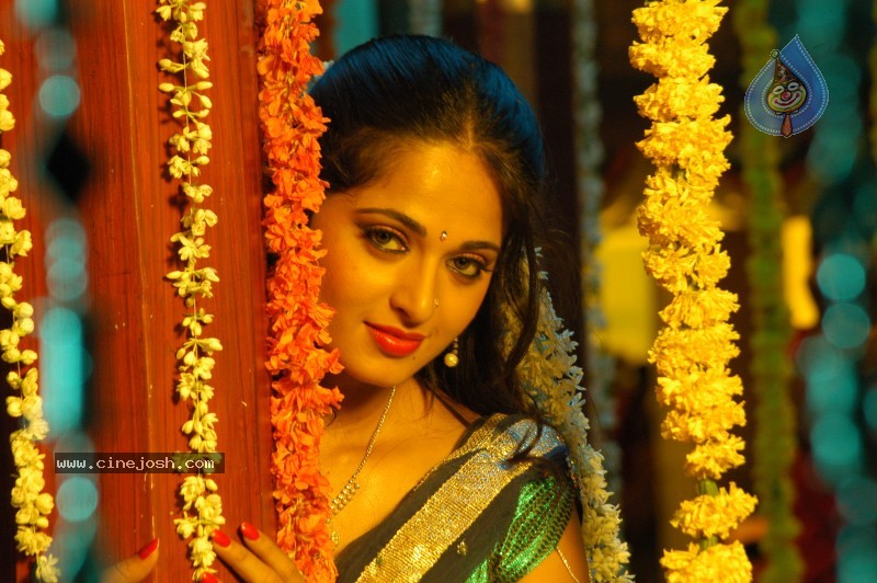 Anushka Stills - Vedam Movie - 5 / 6 photos