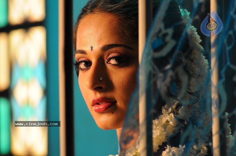Anushka Stills - Vedam Movie - 6 / 6 photos