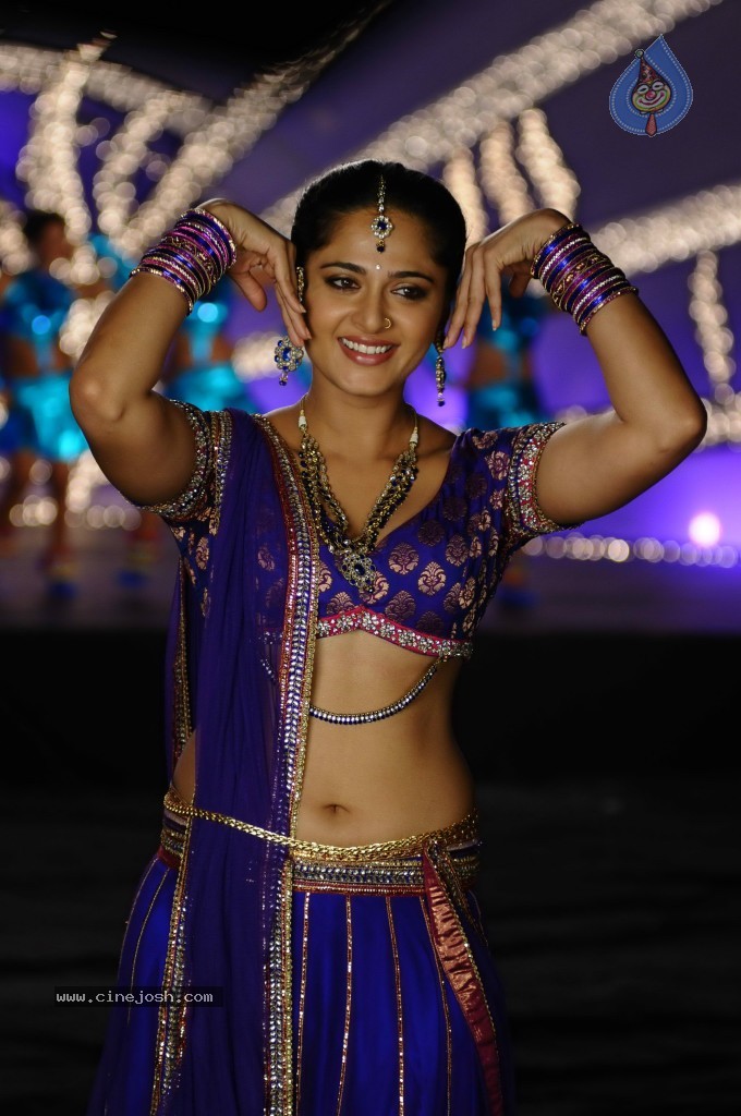 Anushka Stills in Dhamarukam - 18 / 36 photos