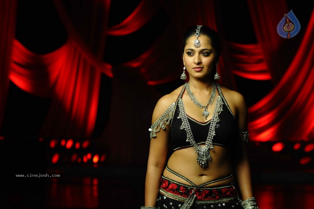 Anushka Stills in Dhamarukam - 24 / 36 photos