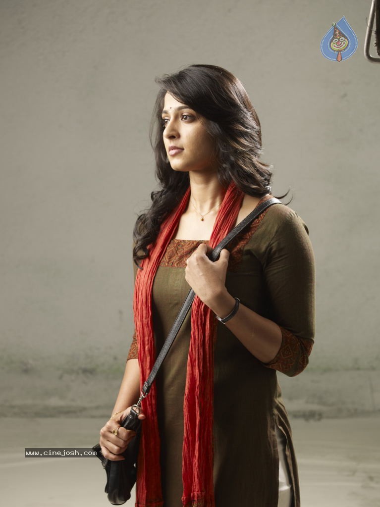 Anushka Stills in Nanna Movie - 3 / 25 photos