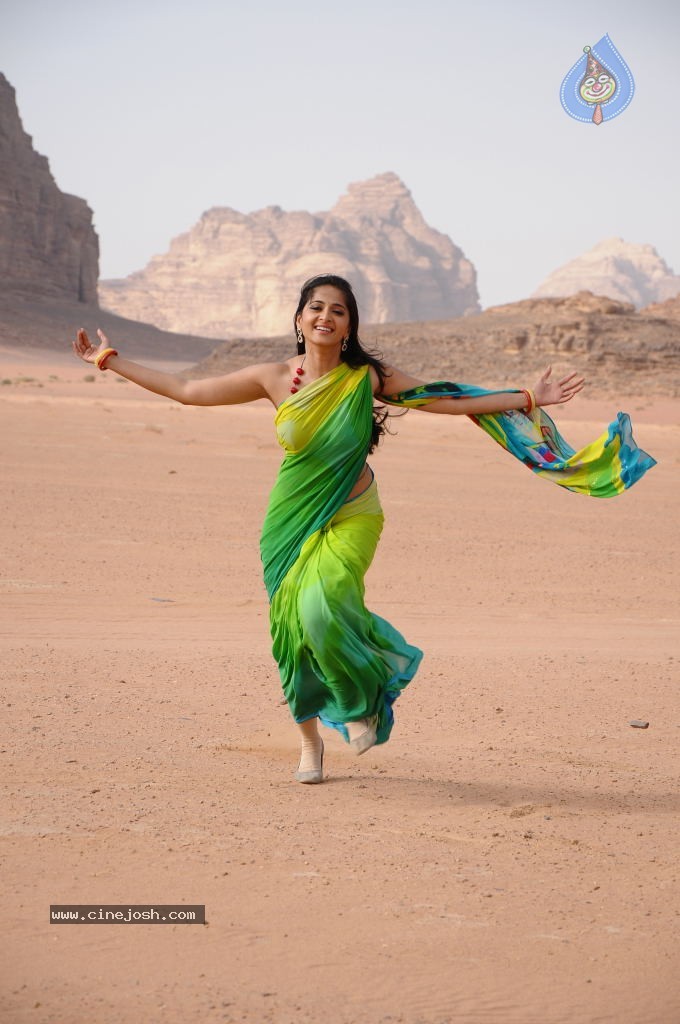 Anushka Stills in Ragada Movie - 7 / 23 photos