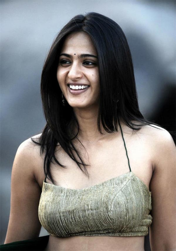 Anushka Gallery - 20 / 32 photos