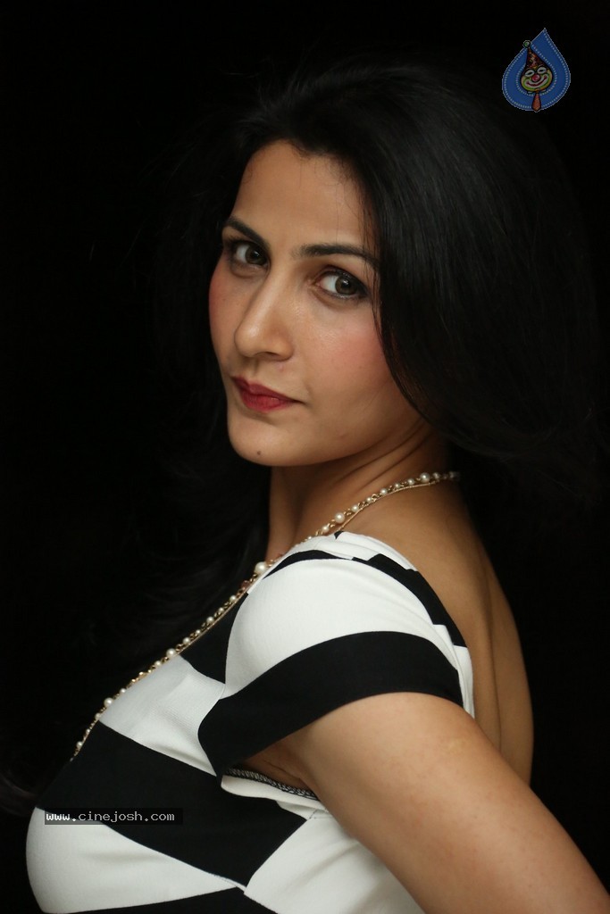 Anuushia Gautam Stills - 17 / 100 photos
